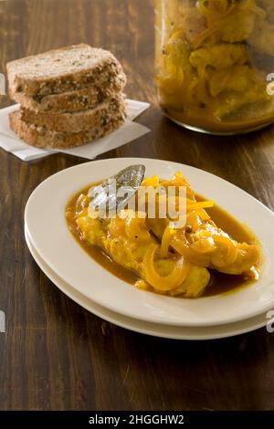 Le repas snoek mariné au curry sud-africain traditionnel, servi avec du pain frais, est un repas traditionnel du Cap, sous l'influence du culte du Cap-Malay Banque D'Images