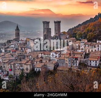 Panorama au coucher du soleil de la ville de Pacentro avec son château et ses tours.Pacentro, province de l'Aquila, Abruzzes, Italie, Europe Banque D'Images