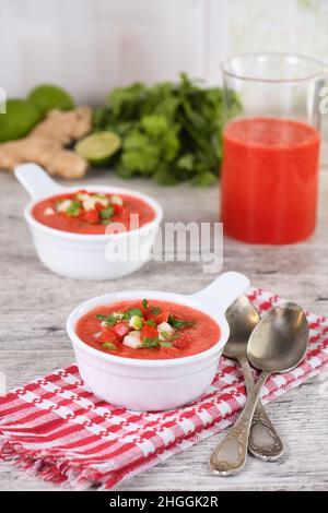 Gazpacho aux tomates pastèques dans des bols. Soupe froide espagnole traditionnelle. Banque D'Images