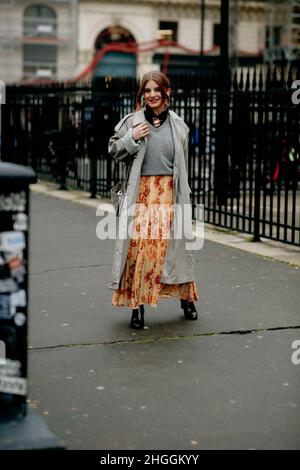 Paris, France.19th janvier 2022.Street style, en arrivant au spectacle Ami Fall-Winter 2022-2023 pour hommes, tenu au Palais Brongniart, Paris, France, le 19th janvier 2022.Photo de Marie-Paola Bertrand-Hillion/ABACAPRESS.COM crédit: Abaca Press/Alay Live News Banque D'Images