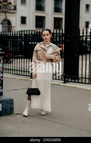 Paris, France.19th janvier 2022.Street style, en arrivant au spectacle Ami Fall-Winter 2022-2023 pour hommes, tenu au Palais Brongniart, Paris, France, le 19th janvier 2022.Photo de Marie-Paola Bertrand-Hillion/ABACAPRESS.COM crédit: Abaca Press/Alay Live News Banque D'Images