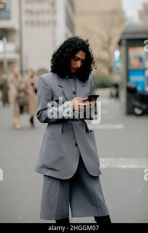 Paris, France.19th janvier 2022.Street style, en arrivant au spectacle Ami Fall-Winter 2022-2023 pour hommes, tenu au Palais Brongniart, Paris, France, le 19th janvier 2022.Photo de Marie-Paola Bertrand-Hillion/ABACAPRESS.COM crédit: Abaca Press/Alay Live News Banque D'Images