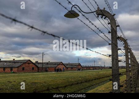 Clôture en barbelés et casernes à l'ancien camp de concentration et d'extermination nazi-allemand Auschwitz II-Birkenau à Oswiecim, en Pologne, le 3 janvier 2022. Banque D'Images