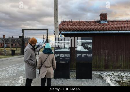 Visiteurs de l'ancien camp de concentration et d'extermination nazi-allemand Auschwitz II-Birkenau à Oswiecim, en Pologne, le 3 janvier 2022. Banque D'Images