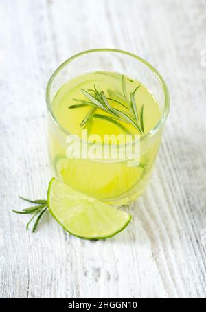 limonade au citron vert sur fond de bois Banque D'Images