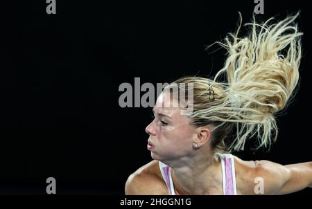 Melbourne, Australie.21st janvier 2022.Camila Giorgi d'Italie participe au match de 3rd tours féminin contre Ashleigh Barty d'Australie lors de l'Open d'Australie à Melbourne Park, à Melbourne, en Australie, le 21 janvier 2022.Credit: Bai Xuefei/Xinhua/Alay Live News Banque D'Images