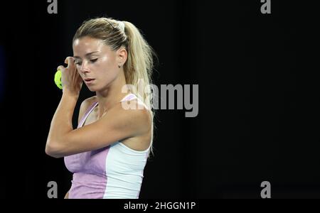 Melbourne, Australie.21st janvier 2022.Camila Giorgi d'Italie réagit lors du match de 3rd tours féminin contre Ashleigh Barty d'Australie lors de l'Open d'Australie à Melbourne Park, à Melbourne, en Australie, le 21 janvier 2022.Credit: Bai Xuefei/Xinhua/Alay Live News Banque D'Images