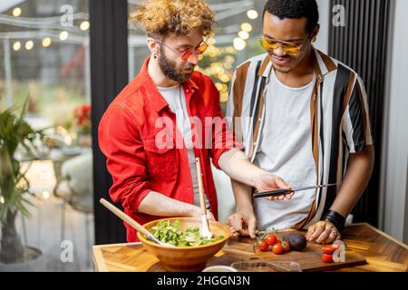Deux gars cuisant ensemble sain à la maison Banque D'Images