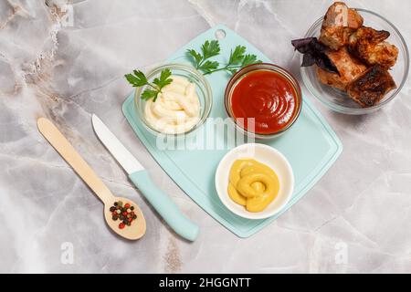 Porc grillé dans un bol en verre au basilic frais. Banque D'Images