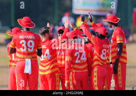 Kandy, Sri Lanka.21st janvier 2022.L'équipe du Zimbabwe célèbre lors du troisième match international de cricket d'une journée (ODI) entre le Sri Lanka et le Zimbabwe au Pallekele International Cricket Stadium de Kandy le 21st janvier 2022.Viraj Kothalwala/Alamy Live News Banque D'Images