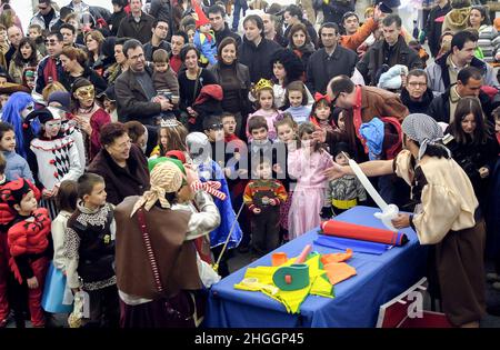 Activités de carnaval pour les enfants à l'intérieur d'une tente sur la place principale de Zamora, Espagne. Banque D'Images