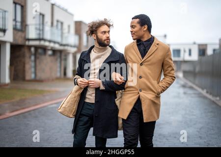 Couple gay marchant ensemble à l'extérieur Banque D'Images