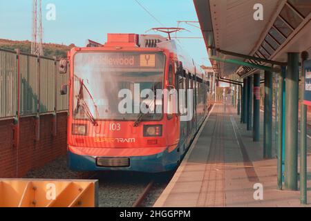 Sheffield, Royaume-Uni - 9 septembre 2021 : tramway de Sheffield (Supertram, classe 399) à Meadowhall, où se trouve le terminal de tramway. Banque D'Images