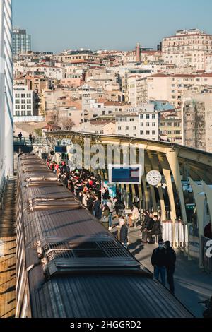 Station de métro Haliç, train à la gare et personnes sur la plate-forme d'istanbul Banque D'Images