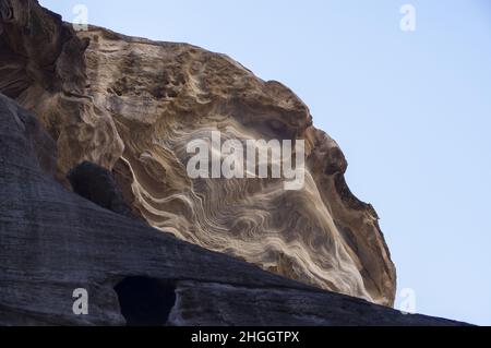 Petra Jordan, avec des canyons, des grottes, des paysages désertiques et des bâtiments, des tombes et d'autres structures sculptées par les Nabatéens il y a des siècles dans la roche rose Banque D'Images