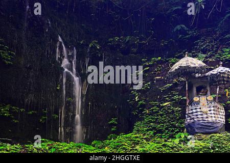 Petit temple à la cascade de Git Git, Indonésie, Bali Banque D'Images