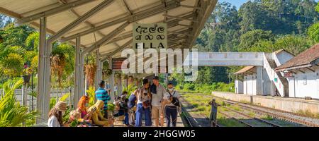 ELLA, SRI LANKA - DÉCEMBRE 28,2021: Gare d'Ella avec des gens qui attendent le train Banque D'Images