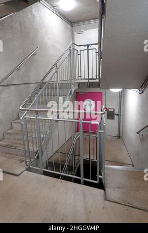 Escalier bien éclairé dans un parking de plusieurs étages, en Allemagne Banque D'Images