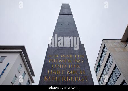 Oeuvre Obélisque avec une citation de l'Evangile de Matthieu, Florenteniner Platz, Allemagne, Hesse, Cassel Banque D'Images
