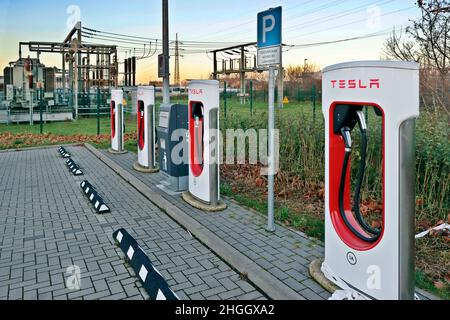 Station de charge rapide Tesla Supercharger, Allemagne, Rhénanie-du-Nord-Westphalie, Erftstadt Banque D'Images