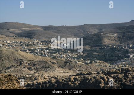 Vue sur Wadi Musa depuis l'intérieur de Petra, en Jordanie, avec des canyons, des grottes, des paysages désertiques et des bâtiments sculptés par les Nabatéens plus tard par les Romains Banque D'Images