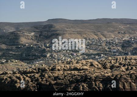 Vue sur Wadi Musa depuis l'intérieur de Petra, en Jordanie, avec des canyons, des grottes, des paysages désertiques et des bâtiments sculptés par les Nabatéens plus tard par les Romains Banque D'Images