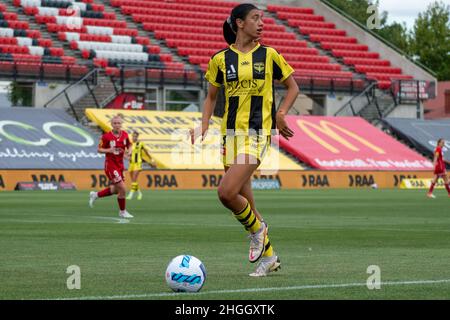 Adélaïde, Australie.21st janvier 2022.Adelaide, Australie méridionale, Jalua te Reremoana Walker (13 Wellington) récolte le ballon pendant le match Liberty A-League Women's entre Adelaide United et Wellington Phoenix au stade Coopers d'Adélaïde, en Australie.NOE Llamas/SPP crédit: SPP Sport Press photo./Alamy Live News Banque D'Images