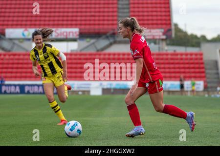 Adélaïde, Australie.21st janvier 2022.Adélaïde, Australie méridionale, Jalua Emily Hodgson (2 Adélaïde) conduit avec le ballon pendant le match Liberty A-League Women's entre Adelaide United et Wellington Phoenix au stade Coopers d'Adélaïde, en Australie.NOE Llamas/SPP crédit: SPP Sport Press photo./Alamy Live News Banque D'Images