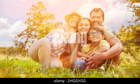 Joyeux été en famille avec deux enfants dans un jardin verdoyant Banque D'Images