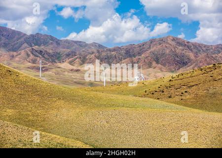 Production d'énergie éolienne et paysage naturel de montagne à Xinjiang, en Chine. Banque D'Images