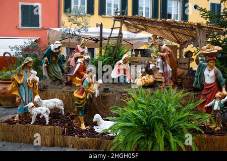 Scène de nativité grandeur nature pour les vacances de Noël sur la place de la ville d'Italie Banque D'Images