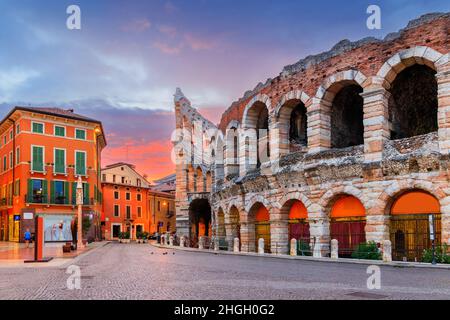 Vérone, Italie.L'arène de Vérone, amphithéâtre romain de la Piazza Bra. Banque D'Images