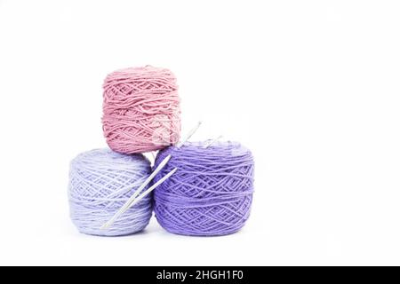 Boules de laine rose et violette sur fond blanc avec espace de copie Banque D'Images