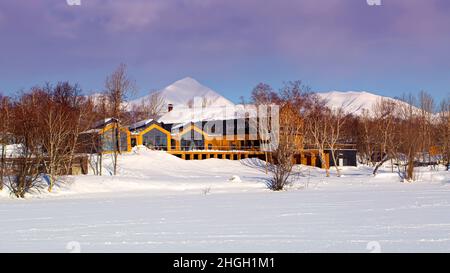 Bâtiments du centre de loisirs Golubaya Loguna sur la péninsule de Kamchatka Banque D'Images