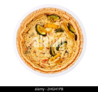 Quiche de légumes dans un cadre studio, isolée sur blanc. Banque D'Images