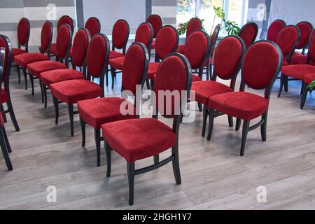 Rangées classiques de sièges rouges vides dans le théâtre.Hall sans visiteurs.Faible profondeur de champ Banque D'Images