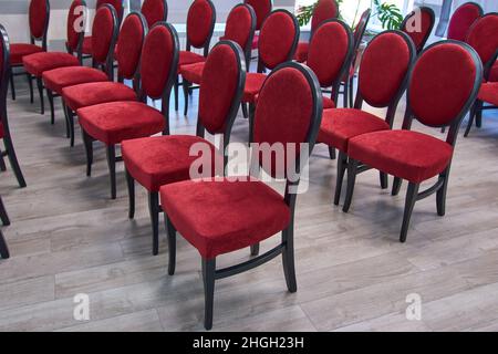 Rangées classiques de sièges rouges vides dans le théâtre.Hall sans visiteurs.Faible profondeur de champ Banque D'Images