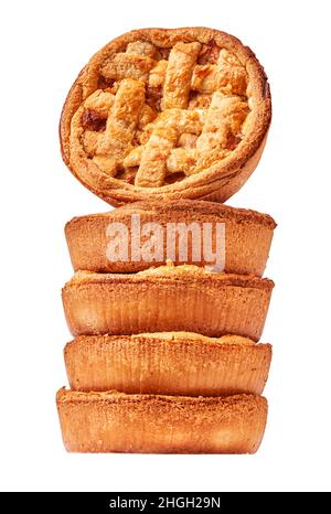 Pâtisseries aux pommes empilées dans un cadre studio, isolées sur du blanc. Banque D'Images