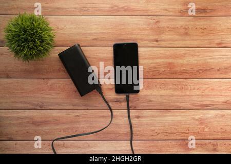 Chargement du smartphone avec vue du dessus de la batterie Power Bank Banque D'Images