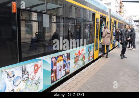 Budapest.20th janvier 2022.Un tramway est vu décoré avec des peintures sur le thème des Jeux Olympiques d'hiver de Beijing dans le centre-ville de Budapest, Hongrie, le 20 janvier 2022.Credit: Attila Volgyi/Xinhua/Alay Live News Banque D'Images