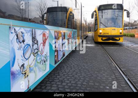 Budapest.20th janvier 2022.Un tramway est vu décoré avec des peintures sur le thème des Jeux Olympiques d'hiver de Beijing dans le centre-ville de Budapest, Hongrie, le 20 janvier 2022.Credit: Attila Volgyi/Xinhua/Alay Live News Banque D'Images