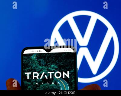 Dans cette illustration, le logo du groupe Traton est affiché sur l'écran d'un smartphone avec le logo Volkswagen AG en arrière-plan. Banque D'Images