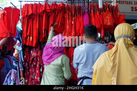 Jakarta, Jakarta, Indonésie.21st janvier 2022. Beaucoup de vendeurs de différentes décorations en accueillant le nouvel an chinois 2022 qui est situé dans la région de Glodok, à l'ouest de Jakarta.(Image de crédit : © Denny Pohan/ZUMA Press Wire) Banque D'Images