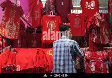 Jakarta, Jakarta, Indonésie.21st janvier 2022. Beaucoup de vendeurs de différentes décorations en accueillant le nouvel an chinois 2022 qui est situé dans la région de Glodok, à l'ouest de Jakarta.(Image de crédit : © Denny Pohan/ZUMA Press Wire) Banque D'Images