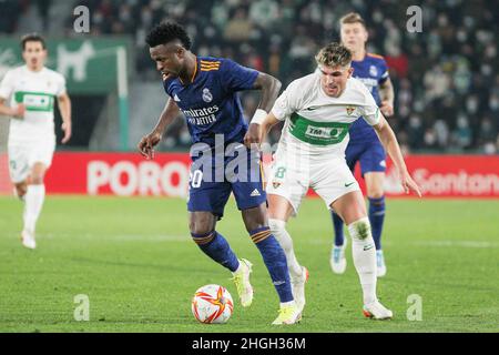 Elche, Alicante, Espagne.20th janvier 2022.Vinicius Junior du Real Madrid et Raul Guti d'Elche lors de la coupe d'Espagne, Copa del Rey, ronde de 16 match de football entre Elche CF et Real Madrid le 20 janvier 2022 au stade Martinez Valero à Elche, Alicante, Espagne - photo: IrH/DPPI/LiveMedia crédit: Independent photo Agency/Alay Live News Banque D'Images