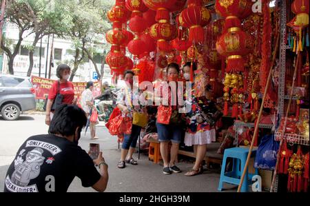 Jakarta, Jakarta, Indonésie.21st janvier 2022. Beaucoup de vendeurs de différentes décorations en accueillant le nouvel an chinois 2022 qui est situé dans la région de Glodok, à l'ouest de Jakarta.(Image de crédit : © Denny Pohan/ZUMA Press Wire) Banque D'Images