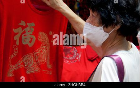 Jakarta, Jakarta, Indonésie.21st janvier 2022. Beaucoup de vendeurs de différentes décorations en accueillant le nouvel an chinois 2022 qui est situé dans la région de Glodok, à l'ouest de Jakarta.(Image de crédit : © Denny Pohan/ZUMA Press Wire) Banque D'Images