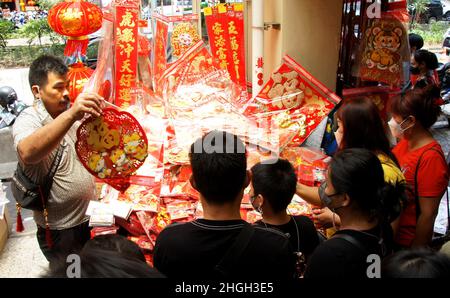 Jakarta, Jakarta, Indonésie.21st janvier 2022. Beaucoup de vendeurs de différentes décorations en accueillant le nouvel an chinois 2022 qui est situé dans la région de Glodok, à l'ouest de Jakarta.(Image de crédit : © Denny Pohan/ZUMA Press Wire) Banque D'Images