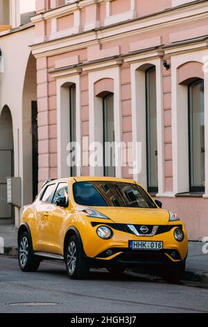 Vilnius, Lituanie, Europe de l'est.Voiture de couleur jaune Nissan Juke garée dans la rue dans la ville européenne.Nissan Juke est un vus multisegment sous-compact produit Banque D'Images