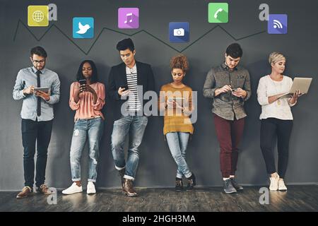 La manière sociale de la mise en réseau.Photo en studio d'un groupe diversifié d'employés créatifs travaillant sur les réseaux sociaux. Banque D'Images